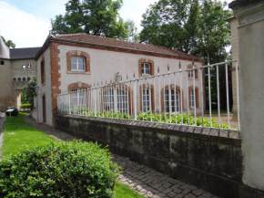 Гостиница Château Mesny Gite Au Fil des Pages  Вик-Сюр-Сей